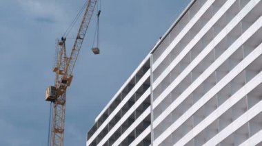 Çok katlı bina inşaatı. Gökyüzü arka plan üzerinde ev ve İnşaat Vinç.