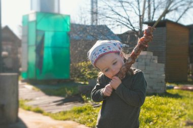 Küçük şirin kız Barbekü şaşlık şiş üzerinde yiyor..