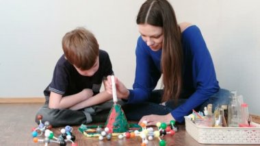 Anne ve oğlu yapmak hamuru volkan evde ile deneyim. Gaz emisyon ile kimyasal reaksiyon. Anne toz tüp volkana dökülen..