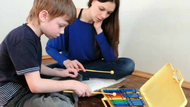 Παίζει το μουσικό όργανο. Αγόρι επαναλαμβάνει για το δάσκαλο παίζει τις σημειώσεις σχετικά με το ξυλόφωνο. — Αρχείο Βίντεο