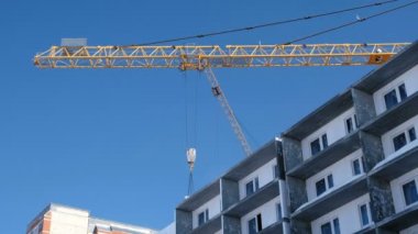 Çok katlı bina inşaatı. İnşaat Vinç beton levha üzerinde çatı kaldırdı.