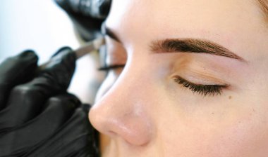 Güzellik uzmanı cımbız ile düzeltme kaş yordam gerçekleştirir. Açık closeup görünümü.