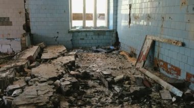Afet deprem, sel, yangın sonra yıkılan bina.