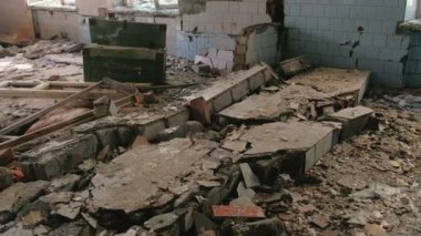 Afet deprem, sel, yangın sonra yıkılan bina.