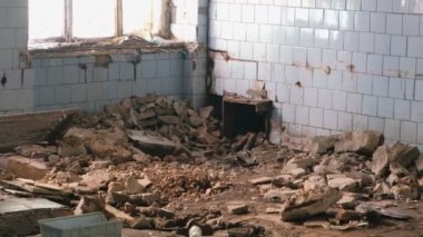 Afet deprem, sel, yangın sonra yıkılan bina.