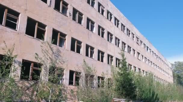 Détruite bâtiment multi-étages abandonné avec de nombreuses fenêtres cassées . — Video