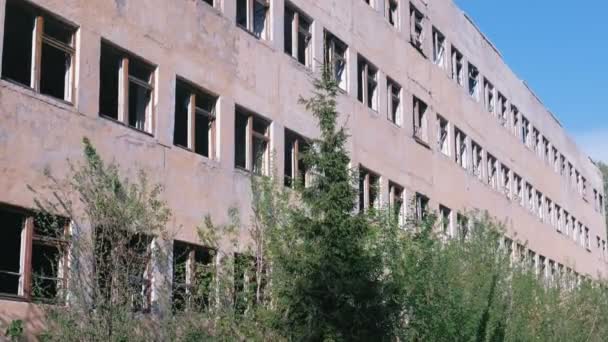 Zniszczone Opuszczony Budynek Wielokondygnacyjny Wielu Rozbite Okna — Wideo stockowe