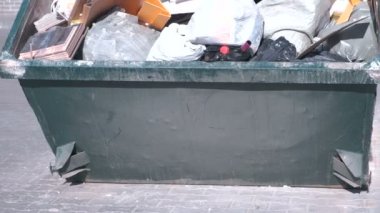 Konteyner ile çöp yakın çekim.