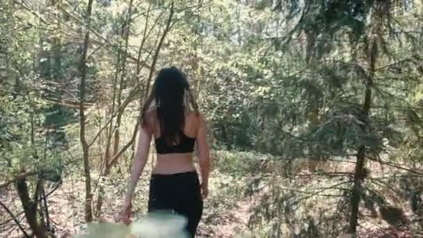 La mujer en ropa deportiva está de excursión en el bosque. Movimiento lento . — Vídeos de Stock