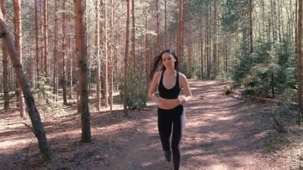Frau in Sportkleidung joggt im Park. Zeitlupe. — Stockvideo