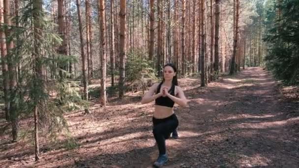 Wanita yang melakukan olahraga di hutan. Gerakan lambat . — Stok Video