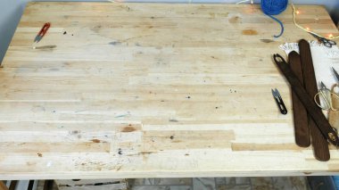 Dikiş ve makas, iplik, ahşap masa ve servisi ile atölye dokuma işyeri.