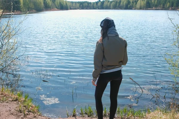 Kvinna fiske i dammen på en varm vårdag. — Stockfoto