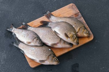 Balık pişirme. Ahşap tahta yakın masaya üzerinde taze küçük carps.