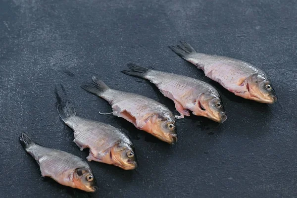 Temiz taze balık masaya carps. Balık pişirme. Yakın çekim el. — Stok fotoğraf