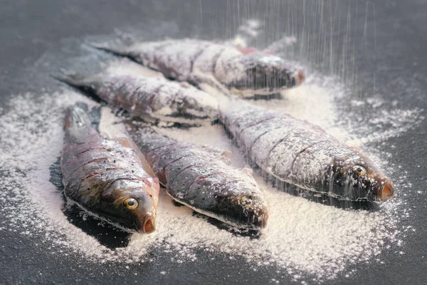 Baharat ve un siyah bir tablo içinde sazan balık. — Stok fotoğraf