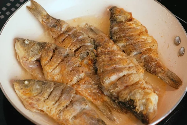 Las carpas pequeñas el pez frito en el aceite en la cacerola . — Foto de Stock