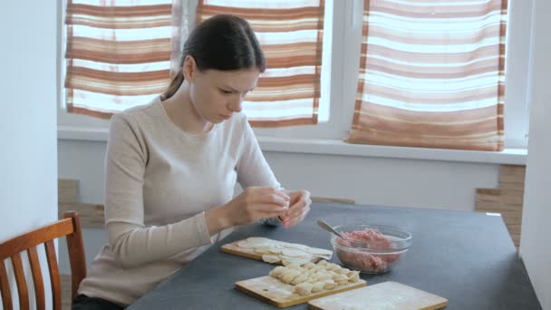 Vrouw maakt dumplings met gehakt vlees. — Stockvideo