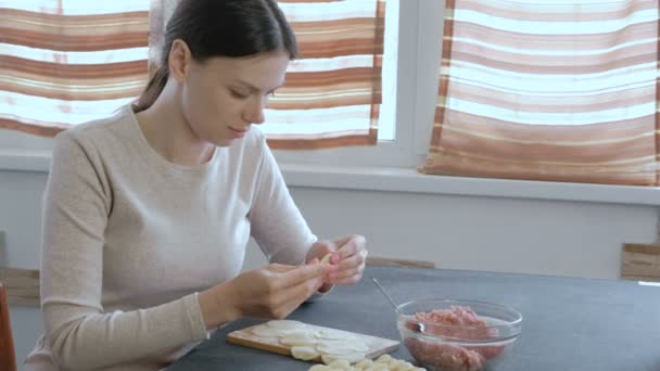 Nő tesz finomkodik hús galuskával. — Stock videók