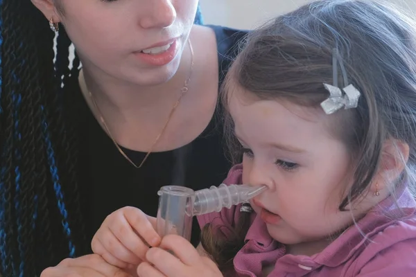 Schattig Meisje Inademen Door Inhalator Masker Met Haar Moeder Vernevelaar — Stockfoto