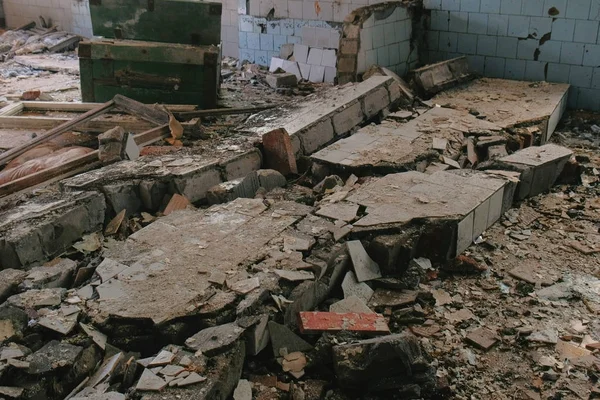 Уничтоженное здание после землетрясения, наводнения, пожара . — стоковое фото