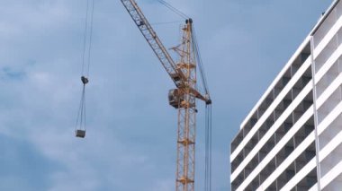 Çok katlı bina inşaatı. Gökyüzü arka plan üzerinde ev ve İnşaat Vinç.