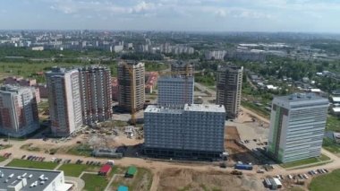 Şehir hava atış. Çok katlı binalar, yollar.