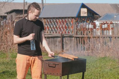 Genç adam ile ekmek ızgara Dana pirzola kavurma.