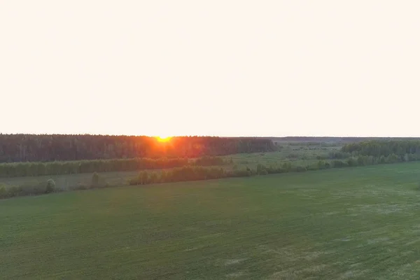 Vista aérea sobre el campo, el río y el bosque a principios de primavera . — Foto de Stock