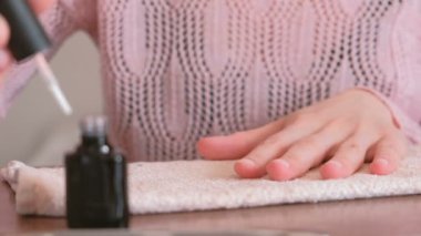 Kadın astar gomalak koymadan önce tırnakları koyar. Yakın çekim yakışıklı.