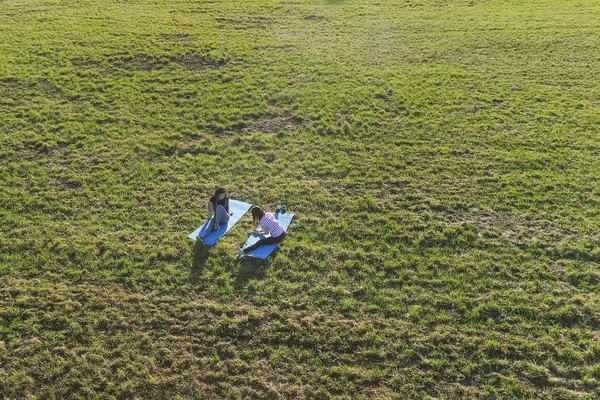 Dos Chicas Estirándose Sobre Esteras Campo Vista Panorámica Aérea —  Fotos de Stock