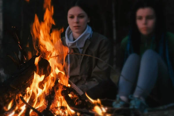 Deux femmes regardent le feu un soir d'été. Week-end vacances en famille . — Photo