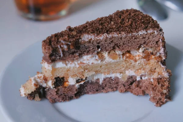 Pedazo de pastel en un plato blanco en la mesa . —  Fotos de Stock