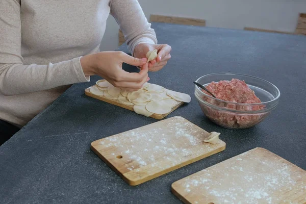 Woman makes dumplings with mince meat, close-up hands. — Stock Photo, Image