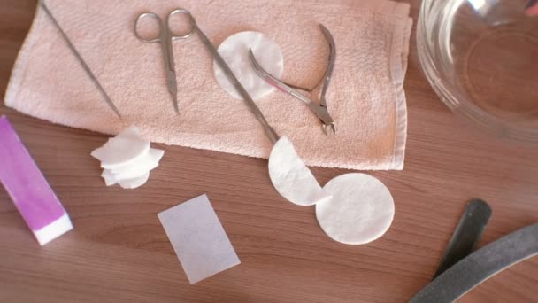 Herramientas de manicura en la toalla en la mesa . — Vídeos de Stock