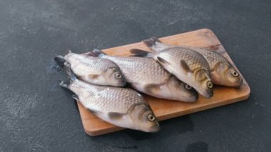Balık pişirme. Carps ahşap tahta yakın çekim yan görünüm, tablo üzerinde.
