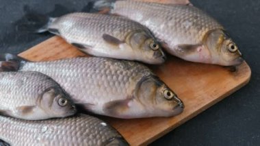 Balık pişirme. Ahşap tahta yakın masaya üzerinde taze küçük carps.