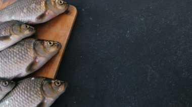 Balık pişirme. Ahşap tahta yakın masaya üzerinde taze küçük carps.