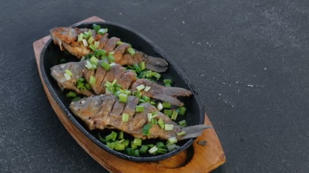 Smażone ryby karpie na tacy posypać zieloną cebulką. — Wideo stockowe