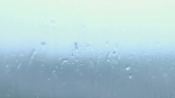 Σταγόνες βροχής ρέει προς τα κάτω το ποτήρι γκρο πλαν. — Αρχείο Βίντεο