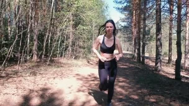Женщина в спортивной одежде бегает в парке. Медленное движение . — стоковое видео