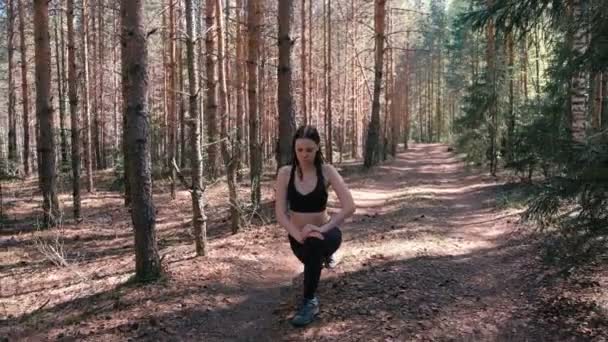 Vrouw sport beoefening in het bos. Slow motion. — Stockvideo