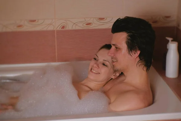 Casal Homem Mulher Tomar Banho Com Espuma Juntos Sorrir — Fotografia de Stock