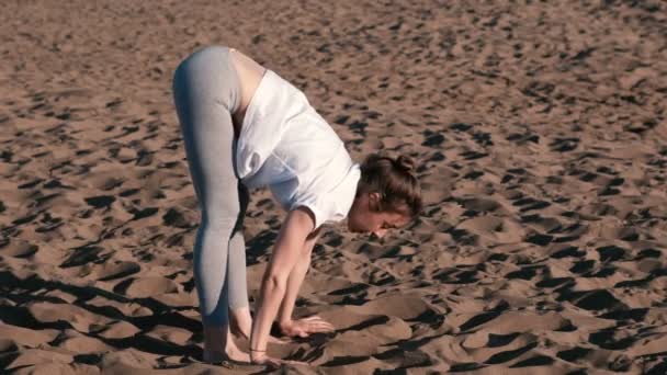 Mujer estirando yoga en la playa junto al río en la ciudad. Hermosa vista. Vinyasa . — Vídeos de Stock