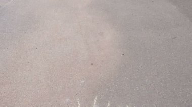 Park asfalt üzerinde seksek oyunu. Renkli mangası ile boyalı.