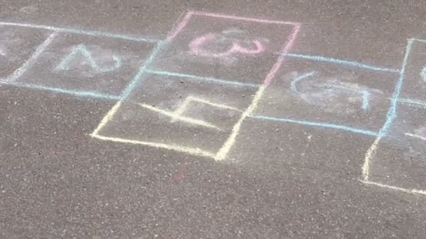 Hopscotch jogo no asfalto em Park. Pintado com giz colorido . — Vídeo de Stock