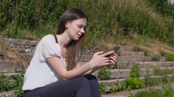 Mujer llamando por teléfono y esperando una llamada . — Vídeos de Stock