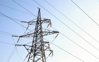 Yüksek gerilim kule, gökyüzü arka planda İsale Hattı.