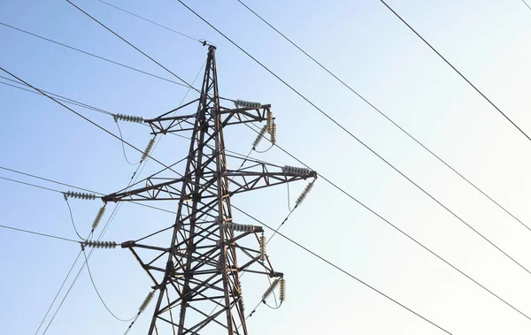 Yüksek gerilim kule, gökyüzü arka planda İsale Hattı.