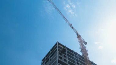 Çok katlı İnşaat Sanayi ve İnşaat Vinç Berrak gökyüzü arka plan üzerinde altında.